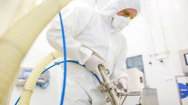 Service technician in pharmaceutical production