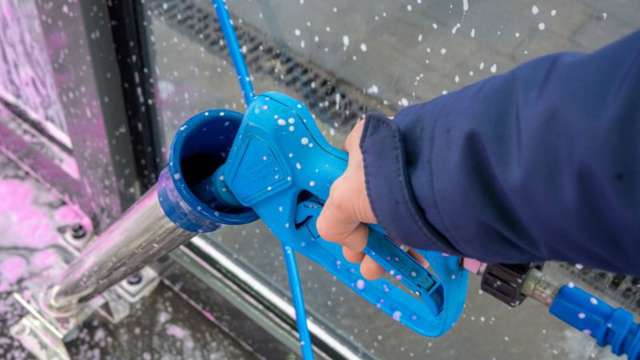 Hand on low-pressure gun